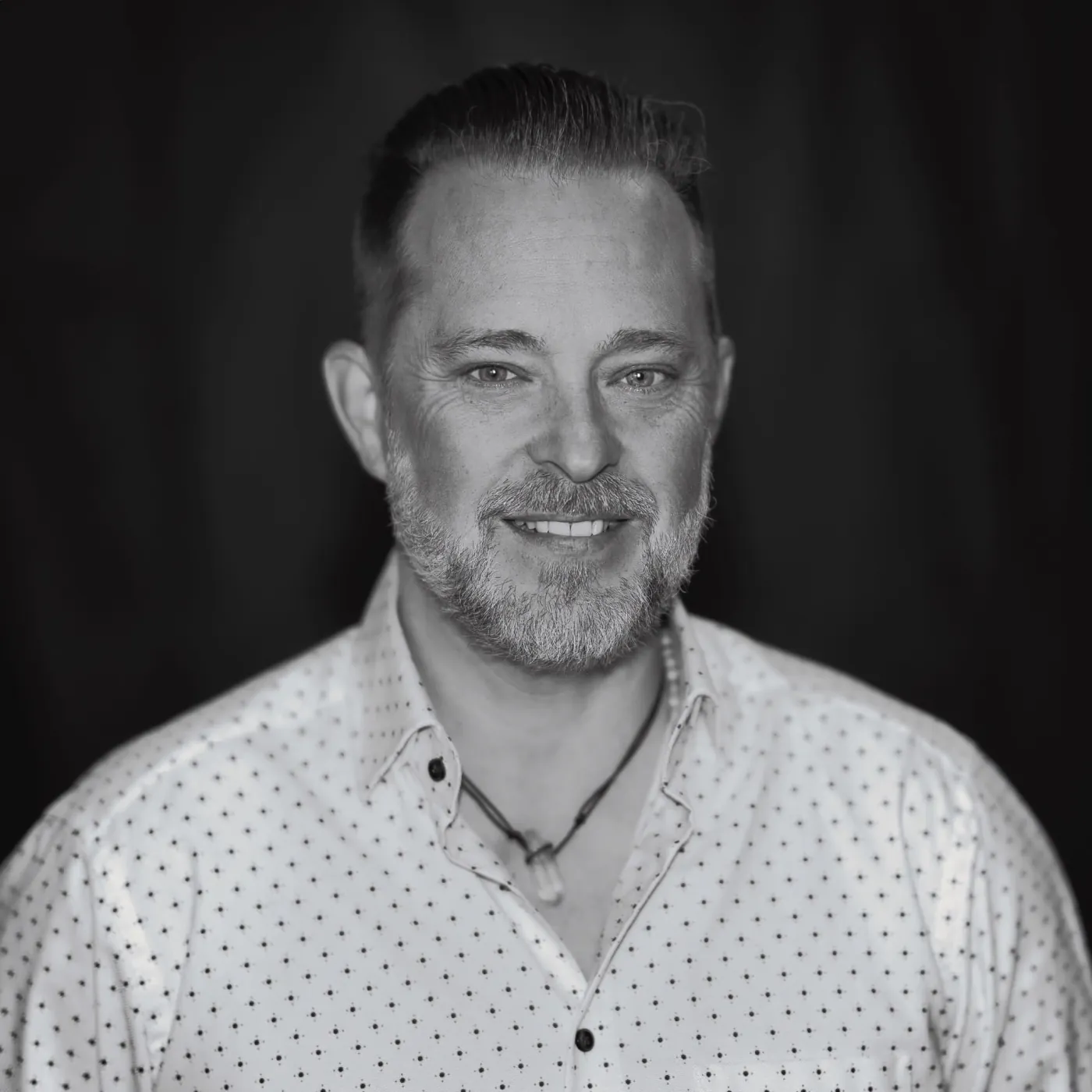 Brent Damkier, Vocal Coach, in einem Schwarz-Weiß-Porträt