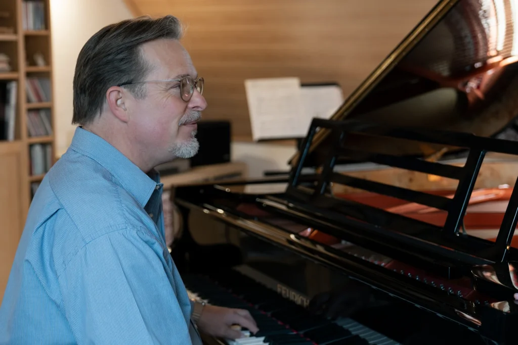 Brent arbeitet am Flügel an der Stimme