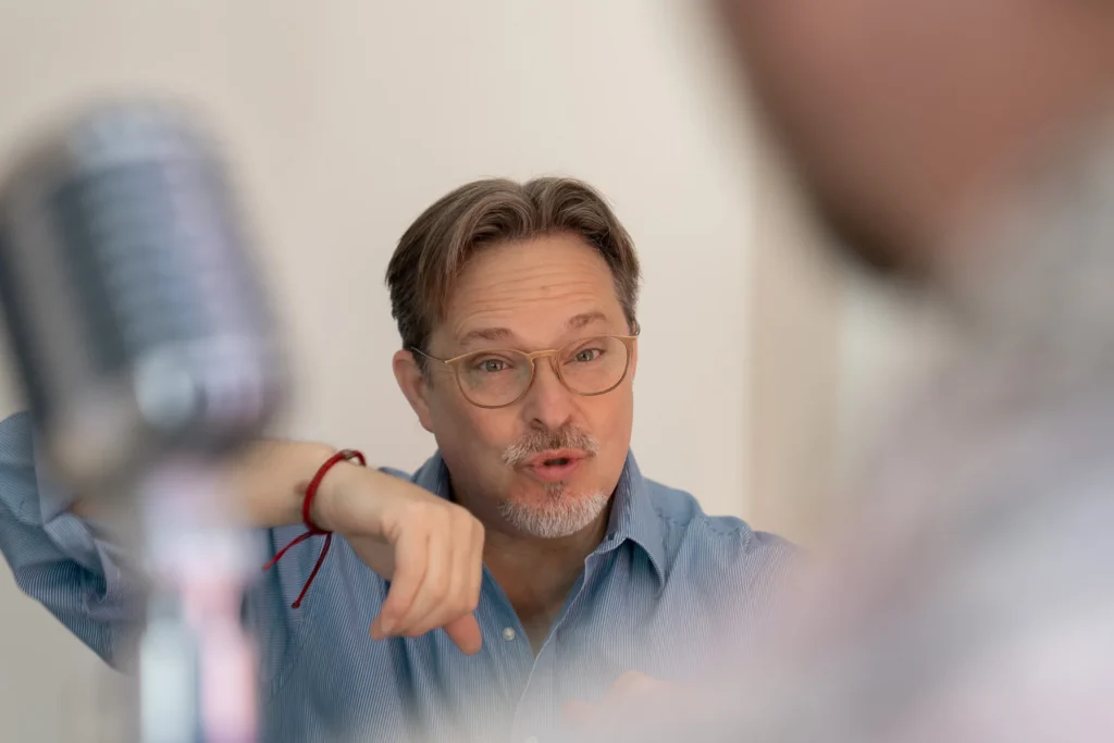 Brent im persönlichen Austausch während einer Gesangsstunde