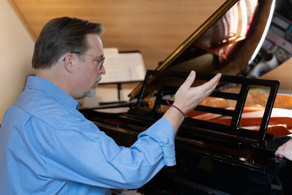 Brent gibt beim Coaching am Flügel einen musikalischen Impuls
