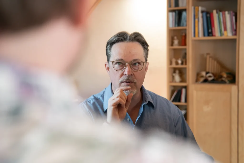 Brent hört während einer Gesangsstunde aufmerksam zu