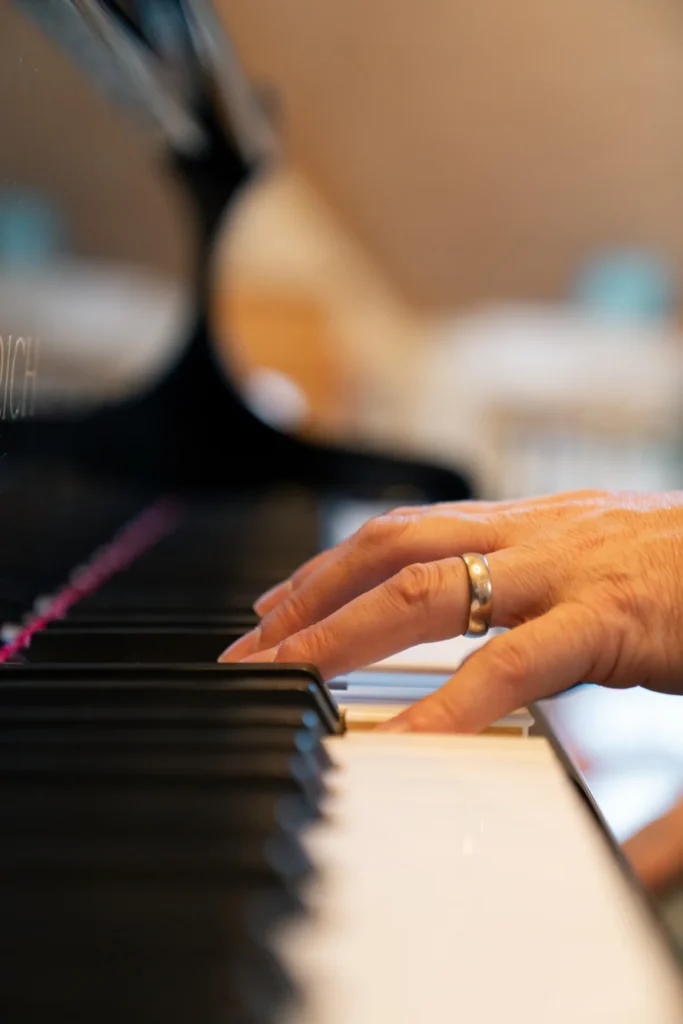 Brents Hände spielen am Klavier