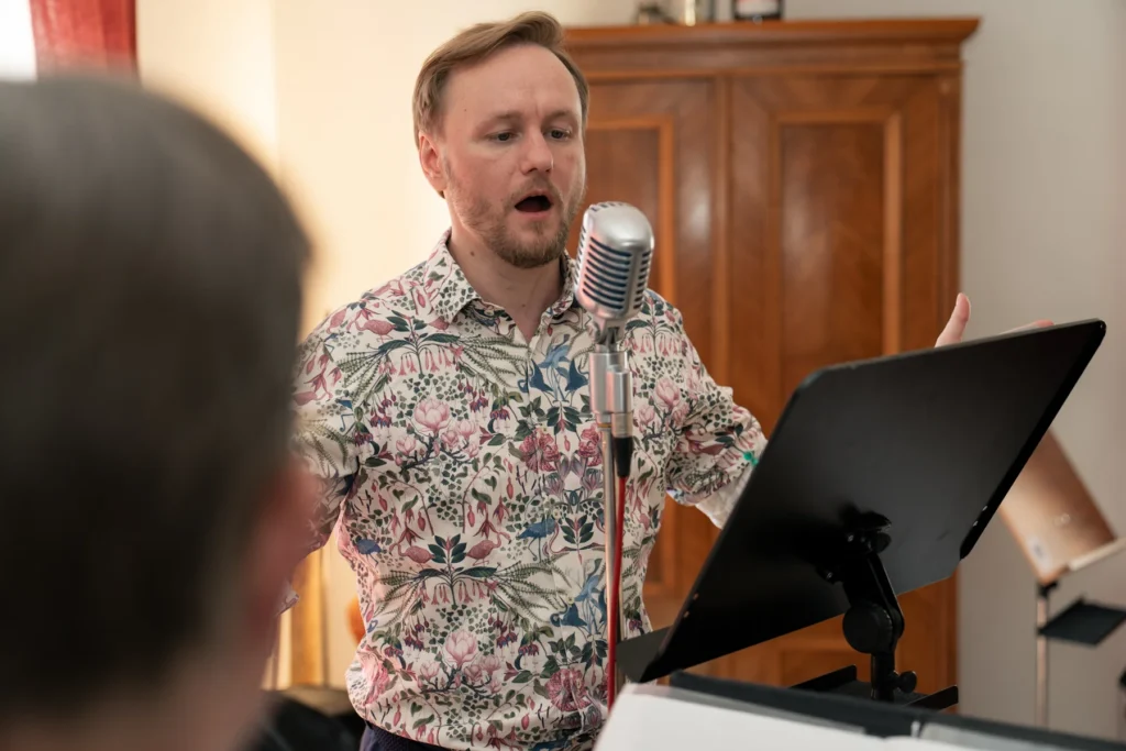 Ein Schüler singt am Retro-Mikrofon